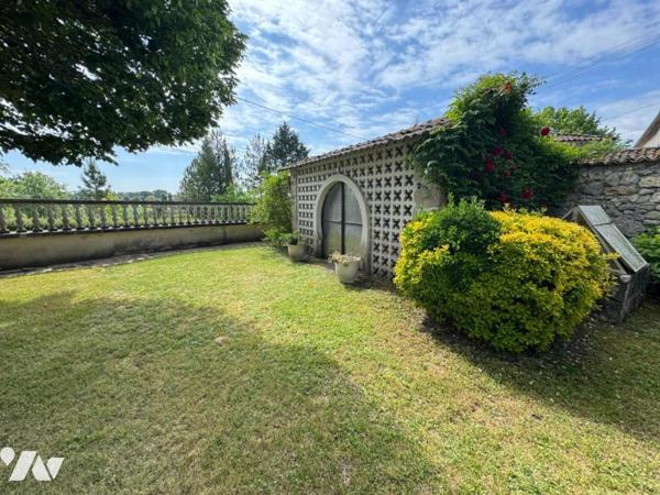 En campagne, ancien corps de ferme avec grand terrain