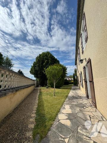 En campagne, ancien corps de ferme avec grand terrain