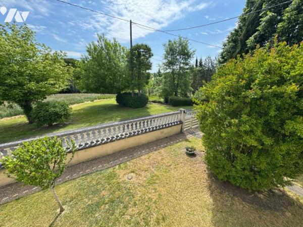 En campagne, ancien corps de ferme avec grand terrain