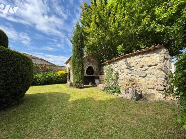 En campagne, ancien corps de ferme avec grand terrain