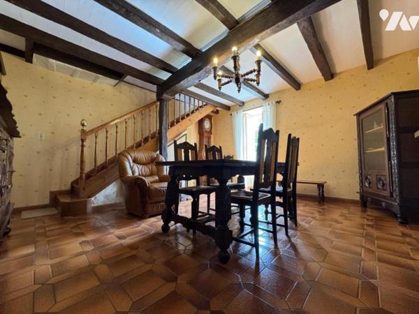 En campagne, ancien corps de ferme avec grand terrain