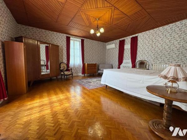 En campagne, ancien corps de ferme avec grand terrain