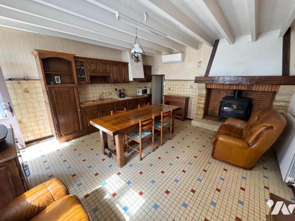 En campagne, ancien corps de ferme avec grand terrain