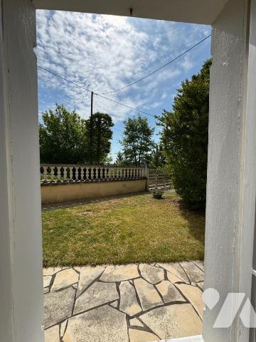 En campagne, ancien corps de ferme avec grand terrain