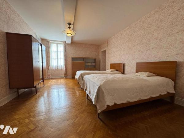 En campagne, ancien corps de ferme avec grand terrain