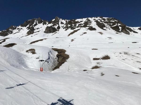 Dpt Hautes Pyrénées, dans la station de ski de LA MONGIE appartement T 2 de 29 m² avec balcon, cellier et parking intérieur.