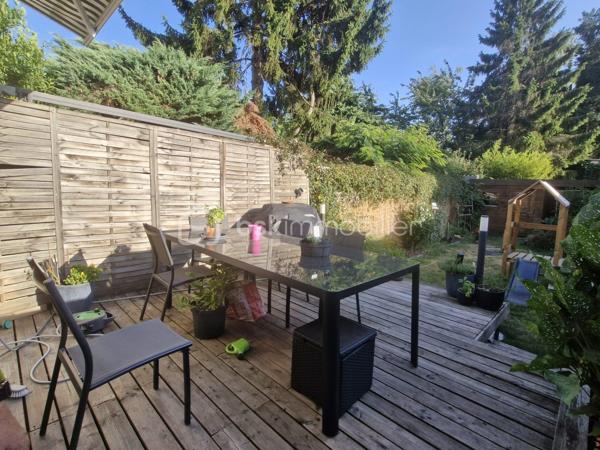 Vous cherchez le parfait équilibre entre vie de famille, espace et accessibilité ? Laissez vous séduire par cette superbe 1930 idéalement située. 
Dès l'entrée vous découvrirez de beaux volumes traversés par la lumière. Un salon séjour chaleureux et une magnifique cuisine entièrement équipée. Les deux étages desservent 4 chambres avec dressing dont une passante idéale pour un bureau, ou salle de jeux.
Un beau jardin sans vis à vis vient complété ce bien. Une opportunité rare sur le secteur ! 
Pour informations complémentaires ou pour organiser une visite et tomber sous le charme un seul numéro 06 50 91 25 58  !