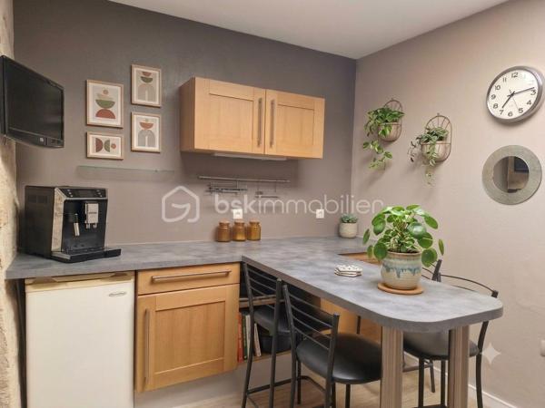 Vous cherchez le parfait équilibre entre vie de famille, espace et accessibilité ? Laissez vous séduire par cette superbe 1930 idéalement située. 
Dès l'entrée vous découvrirez de beaux volumes traversés par la lumière. Un salon séjour chaleureux et une magnifique cuisine entièrement équipée. Les deux étages desservent 4 chambres avec dressing dont une passante idéale pour un bureau, ou salle de jeux.
Un beau jardin sans vis à vis vient complété ce bien. Une opportunité rare sur le secteur ! 
Pour informations complémentaires ou pour organiser une visite et tomber sous le charme un seul numéro 06 50 91 25 58  !