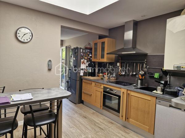 Vous cherchez le parfait équilibre entre vie de famille, espace et accessibilité ? Laissez vous séduire par cette superbe 1930 idéalement située. 
Dès l'entrée vous découvrirez de beaux volumes traversés par la lumière. Un salon séjour chaleureux et une magnifique cuisine entièrement équipée. Les deux étages desservent 4 chambres avec dressing dont une passante idéale pour un bureau, ou salle de jeux.
Un beau jardin sans vis à vis vient complété ce bien. Une opportunité rare sur le secteur ! 
Pour informations complémentaires ou pour organiser une visite et tomber sous le charme un seul numéro 06 50 91 25 58  !