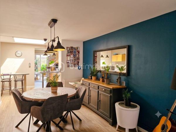 Vous cherchez le parfait équilibre entre vie de famille, espace et accessibilité ? Laissez vous séduire par cette superbe 1930 idéalement située. 
Dès l'entrée vous découvrirez de beaux volumes traversés par la lumière. Un salon séjour chaleureux et une magnifique cuisine entièrement équipée. Les deux étages desservent 4 chambres avec dressing dont une passante idéale pour un bureau, ou salle de jeux.
Un beau jardin sans vis à vis vient complété ce bien. Une opportunité rare sur le secteur ! 
Pour informations complémentaires ou pour organiser une visite et tomber sous le charme un seul numéro 06 50 91 25 58  !