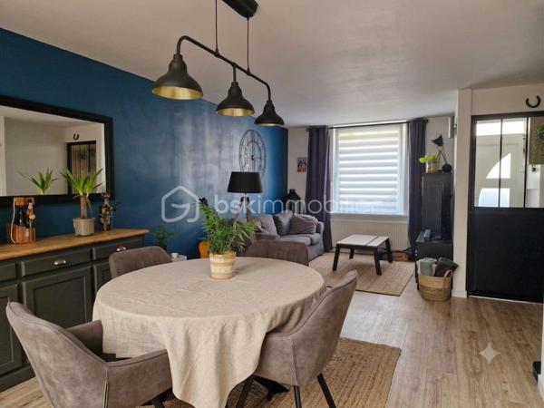 Vous cherchez le parfait équilibre entre vie de famille, espace et accessibilité ? Laissez vous séduire par cette superbe 1930 idéalement située. 
Dès l'entrée vous découvrirez de beaux volumes traversés par la lumière. Un salon séjour chaleureux et une magnifique cuisine entièrement équipée. Les deux étages desservent 4 chambres avec dressing dont une passante idéale pour un bureau, ou salle de jeux.
Un beau jardin sans vis à vis vient complété ce bien. Une opportunité rare sur le secteur ! 
Pour informations complémentaires ou pour organiser une visite et tomber sous le charme un seul numéro 06 50 91 25 58  !