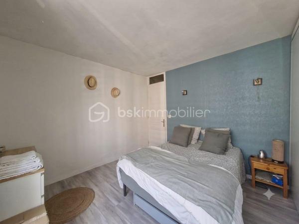 Vous cherchez le parfait équilibre entre vie de famille, espace et accessibilité ? Laissez vous séduire par cette superbe 1930 idéalement située. 
Dès l'entrée vous découvrirez de beaux volumes traversés par la lumière. Un salon séjour chaleureux et une magnifique cuisine entièrement équipée. Les deux étages desservent 4 chambres avec dressing dont une passante idéale pour un bureau, ou salle de jeux.
Un beau jardin sans vis à vis vient complété ce bien. Une opportunité rare sur le secteur ! 
Pour informations complémentaires ou pour organiser une visite et tomber sous le charme un seul numéro 06 50 91 25 58  !