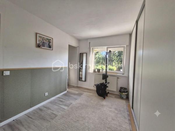 Vous cherchez le parfait équilibre entre vie de famille, espace et accessibilité ? Laissez vous séduire par cette superbe 1930 idéalement située. 
Dès l'entrée vous découvrirez de beaux volumes traversés par la lumière. Un salon séjour chaleureux et une magnifique cuisine entièrement équipée. Les deux étages desservent 4 chambres avec dressing dont une passante idéale pour un bureau, ou salle de jeux.
Un beau jardin sans vis à vis vient complété ce bien. Une opportunité rare sur le secteur ! 
Pour informations complémentaires ou pour organiser une visite et tomber sous le charme un seul numéro 06 50 91 25 58  !