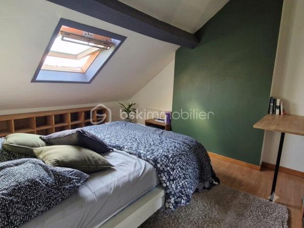 Vous cherchez le parfait équilibre entre vie de famille, espace et accessibilité ? Laissez vous séduire par cette superbe 1930 idéalement située. 
Dès l'entrée vous découvrirez de beaux volumes traversés par la lumière. Un salon séjour chaleureux et une magnifique cuisine entièrement équipée. Les deux étages desservent 4 chambres avec dressing dont une passante idéale pour un bureau, ou salle de jeux.
Un beau jardin sans vis à vis vient complété ce bien. Une opportunité rare sur le secteur ! 
Pour informations complémentaires ou pour organiser une visite et tomber sous le charme un seul numéro 06 50 91 25 58  !