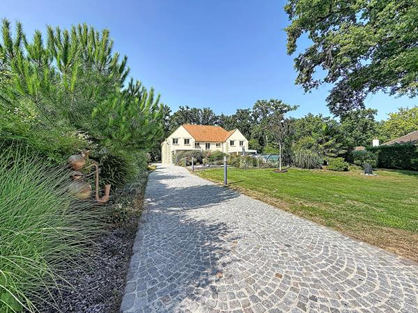Maison Lamorlaye 10 pièces 430m2 habitable, parc  5100  m², piscine