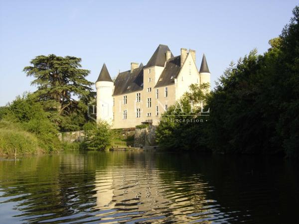 CHÂTEAU FORT DU XVème siècle, REMANIE AU XIXème siècle, DOMINANT LA RIVIERE