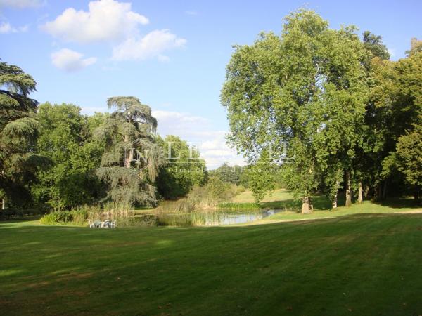 CHÂTEAU FORT DU XVème siècle, REMANIE AU XIXème siècle, DOMINANT LA RIVIERE
