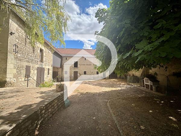 Grande maison en pierre avec Dépendances, piscine, vue dégagée ? 3500 m² de terrain