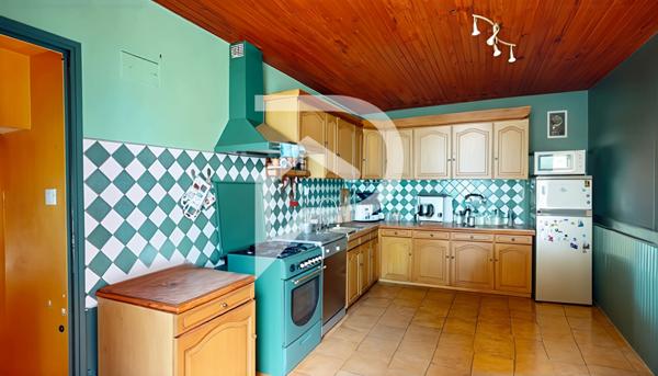 Grande maison en pierre avec Dépendances, piscine, vue dégagée ? 3500 m² de terrain