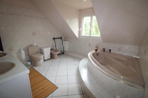 RUEIL-MALMAISON - QUARTIER DE BUZENVAL - MAISON 138 M² - 4 CHAMBRES - TERRAIN 320 M² - JARDIN - GARAGE - SOUS-SOL TOTAL