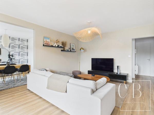 Appartement rénové 81 m2  Balcon Stationnement