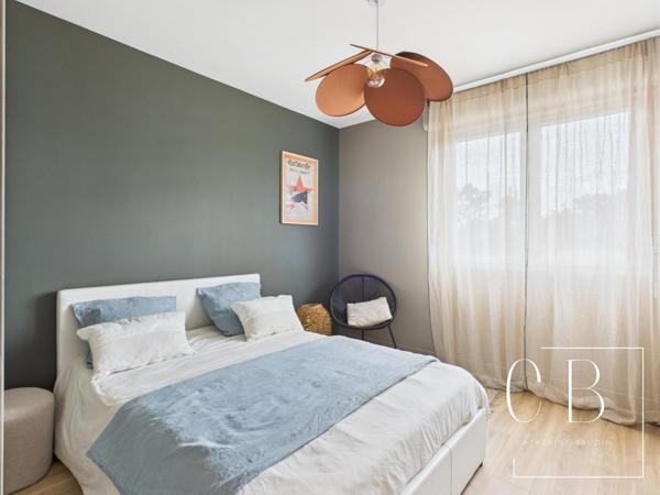 Appartement rénové 81 m2  Balcon Stationnement