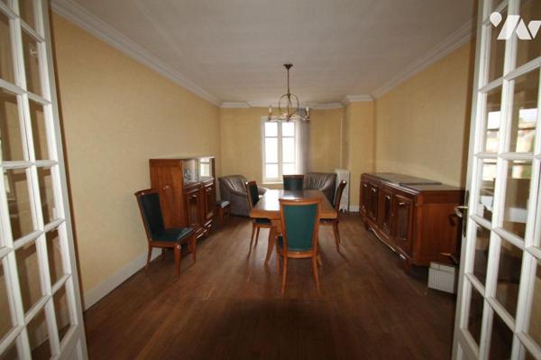 Sur île St Laurent à quelques pas du centre ville, au 2éme étage, appartement ancien sur parque...