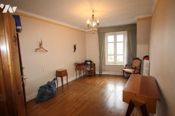 Sur île St Laurent à quelques pas du centre ville, au 2éme étage, appartement ancien sur parque...