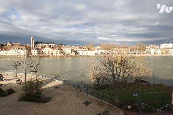 Sur île St Laurent à quelques pas du centre ville, au 2éme étage, appartement ancien sur parque...