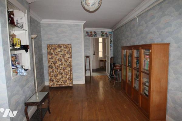 Sur île St Laurent à quelques pas du centre ville, au 2éme étage, appartement ancien sur parque...