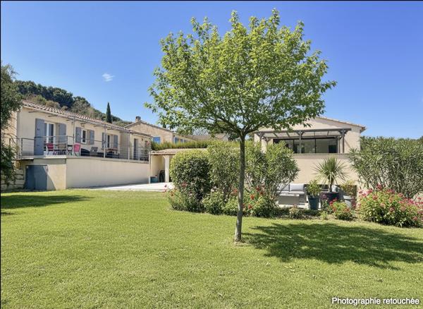 Vaison-la-Romaine (84110) Vaison-la-Romaine - Villa et maison d'amis sur terrain paysagé de 902 m² avec vue sur le Mont Ventoux, piscine