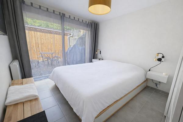 Vaison-la-Romaine (84110) Vaison-la-Romaine - Villa et maison d'amis sur terrain paysagé de 902 m² avec vue sur le Mont Ventoux, piscine