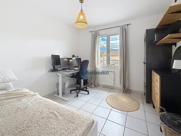 Vaison-la-Romaine (84110) Vaison-la-Romaine - Villa et maison d'amis sur terrain paysagé de 902 m² avec vue sur le Mont Ventoux, piscine