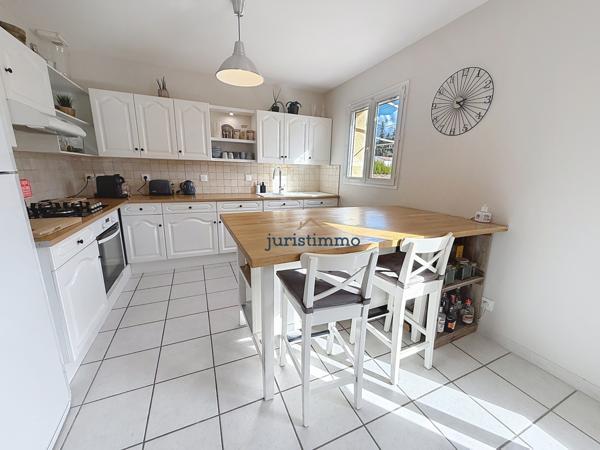 Vaison-la-Romaine (84110) Vaison-la-Romaine - Villa et maison d'amis sur terrain paysagé de 902 m² avec vue sur le Mont Ventoux, piscine