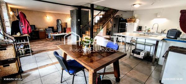 Découvrez cette charmante maison de 4 pièces située à Échassières, offrant une surface habitable de 108 m² sur un vaste terrain de 8680 m².