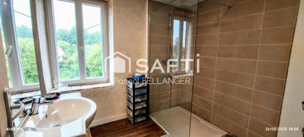 Découvrez cette charmante maison de 4 pièces située à Échassières, offrant une surface habitable de 108 m² sur un vaste terrain de 8680 m².