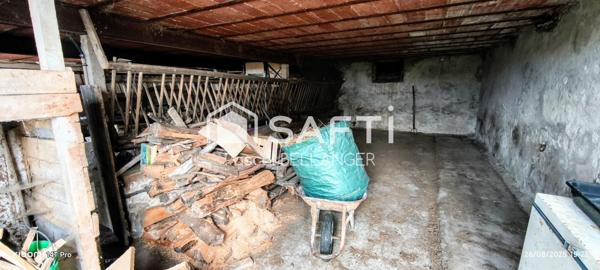 Découvrez cette charmante maison de 4 pièces située à Échassières, offrant une surface habitable de 108 m² sur un vaste terrain de 8680 m².