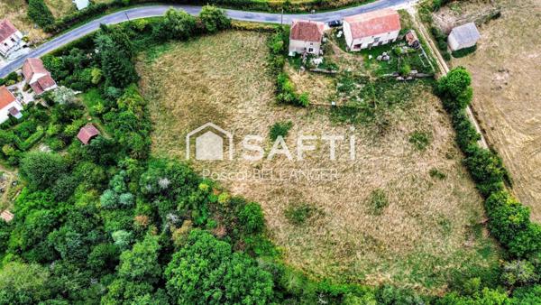 Découvrez cette charmante maison de 4 pièces située à Échassières, offrant une surface habitable de 108 m² sur un vaste terrain de 8680 m².