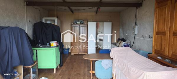 Découvrez cette charmante maison de 4 pièces située à Échassières, offrant une surface habitable de 108 m² sur un vaste terrain de 8680 m².