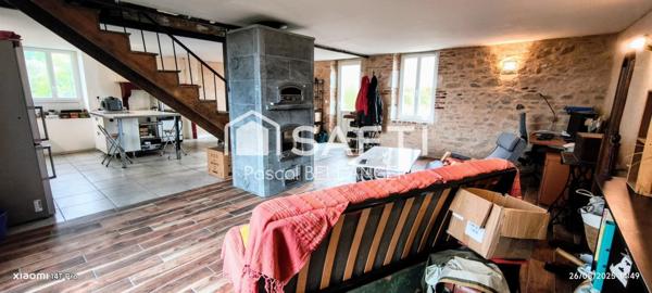 Découvrez cette charmante maison de 4 pièces située à Échassières, offrant une surface habitable de 108 m² sur un vaste terrain de 8680 m².