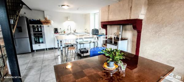 Découvrez cette charmante maison de 4 pièces située à Échassières, offrant une surface habitable de 108 m² sur un vaste terrain de 8680 m².