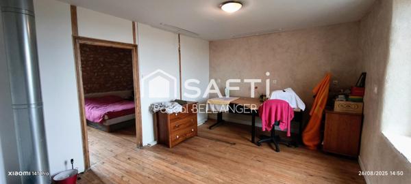 Découvrez cette charmante maison de 4 pièces située à Échassières, offrant une surface habitable de 108 m² sur un vaste terrain de 8680 m².