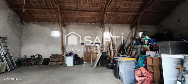 Découvrez cette charmante maison de 4 pièces située à Échassières, offrant une surface habitable de 108 m² sur un vaste terrain de 8680 m².