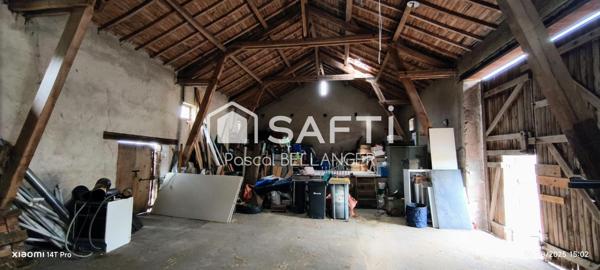 Découvrez cette charmante maison de 4 pièces située à Échassières, offrant une surface habitable de 108 m² sur un vaste terrain de 8680 m².