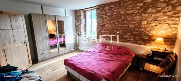 Découvrez cette charmante maison de 4 pièces située à Échassières, offrant une surface habitable de 108 m² sur un vaste terrain de 8680 m².