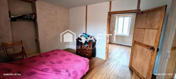 Découvrez cette charmante maison de 4 pièces située à Échassières, offrant une surface habitable de 108 m² sur un vaste terrain de 8680 m².