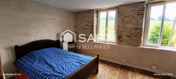 Découvrez cette charmante maison de 4 pièces située à Échassières, offrant une surface habitable de 108 m² sur un vaste terrain de 8680 m².