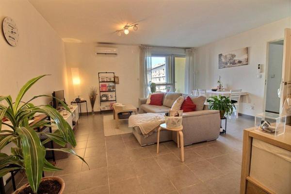 BD CHARLES NEDELEC/PROCHE GARE ST CHARLES.Appartement type 2 avec terrasse et place de parking.