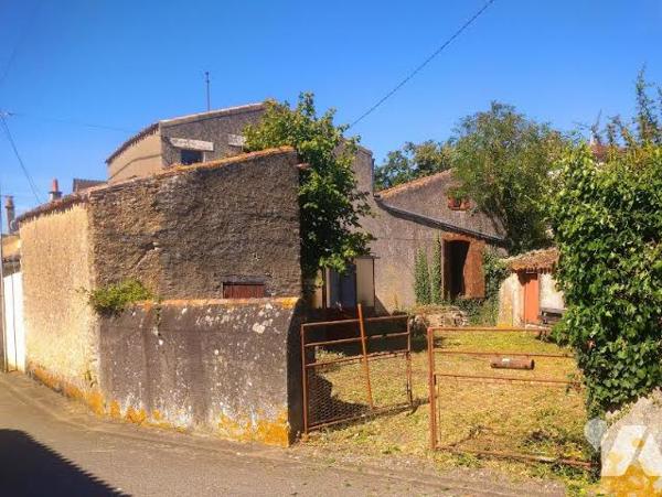 Maison de village avec dépendances et cour - Exposition plein sud