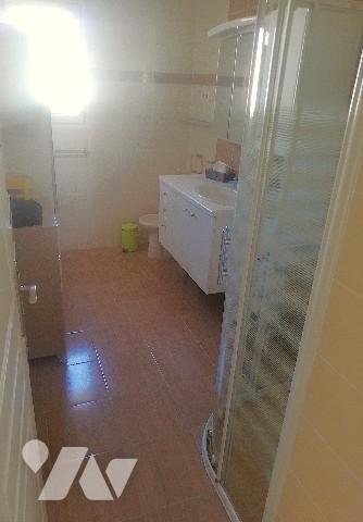 A proximité du centre-ville et commerces, jolie maison récente de plain-pied avec garage et jardin